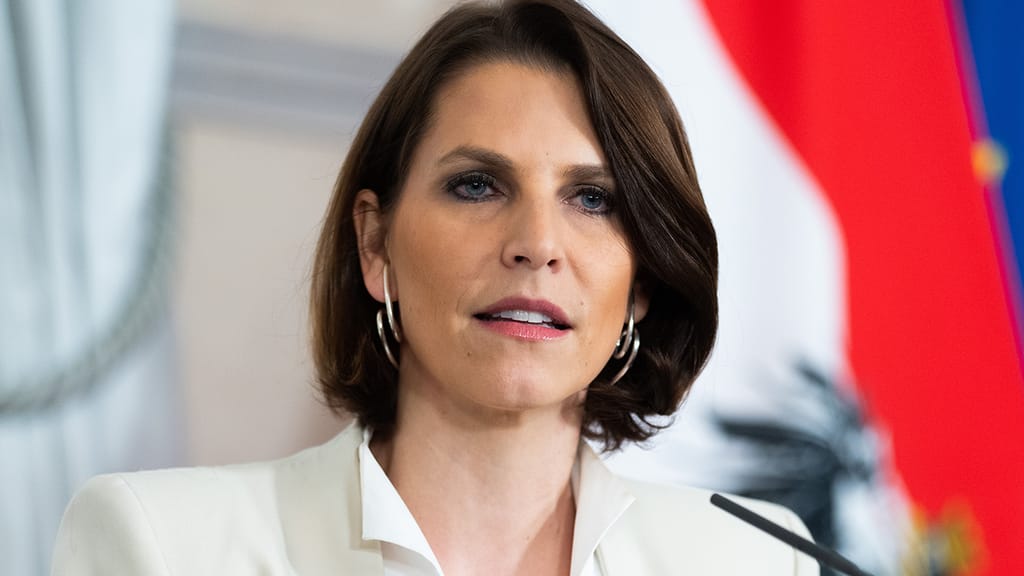 Paukenschlag: Karoline Edtstadler zieht sich zurück - politik - exxpress Nachrichten
