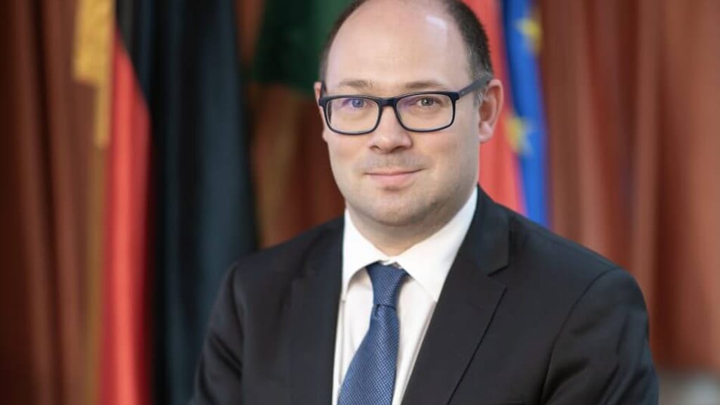 Bence Bauer: Der Wahlsieg von Donald Trump wertet die politische Rolle Ungarns auf - politik - exxpress Nachrichten