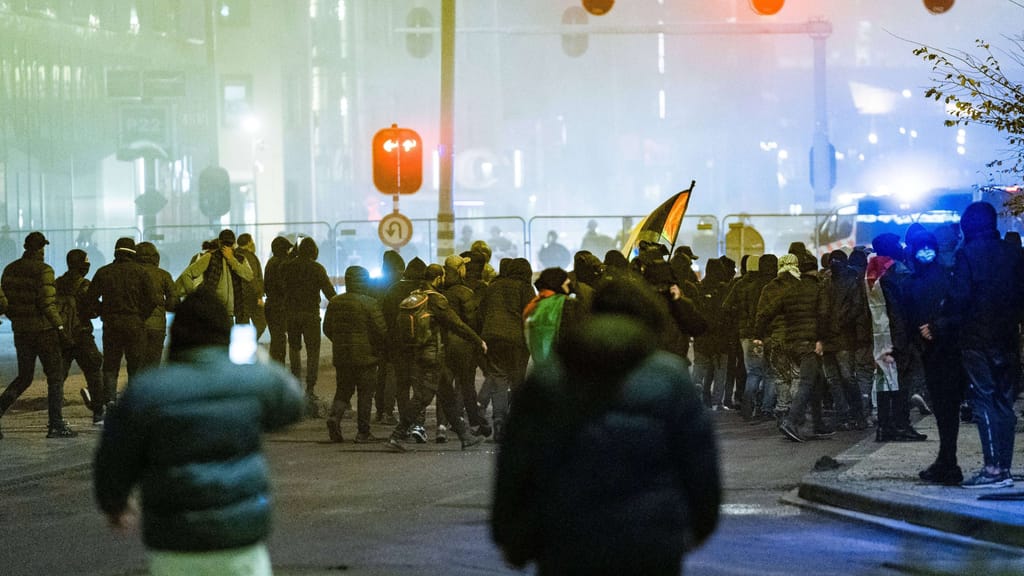 Bei „Europa League“-Spiel: Antisemitische Attacken auf jüdische Fußball-Fans in Amsterdam - news - exxpress Nachrichten