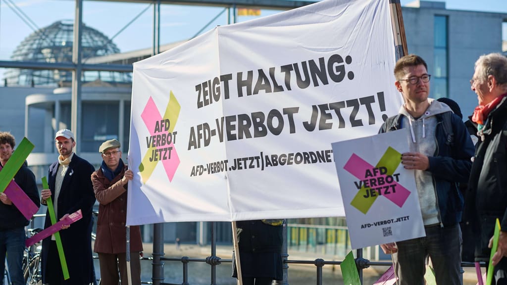 Verbotsantrag im deutschen Bundestag: Der AfD soll es wieder mal an den Kragen gehen - politik - exxpress Nachrichten