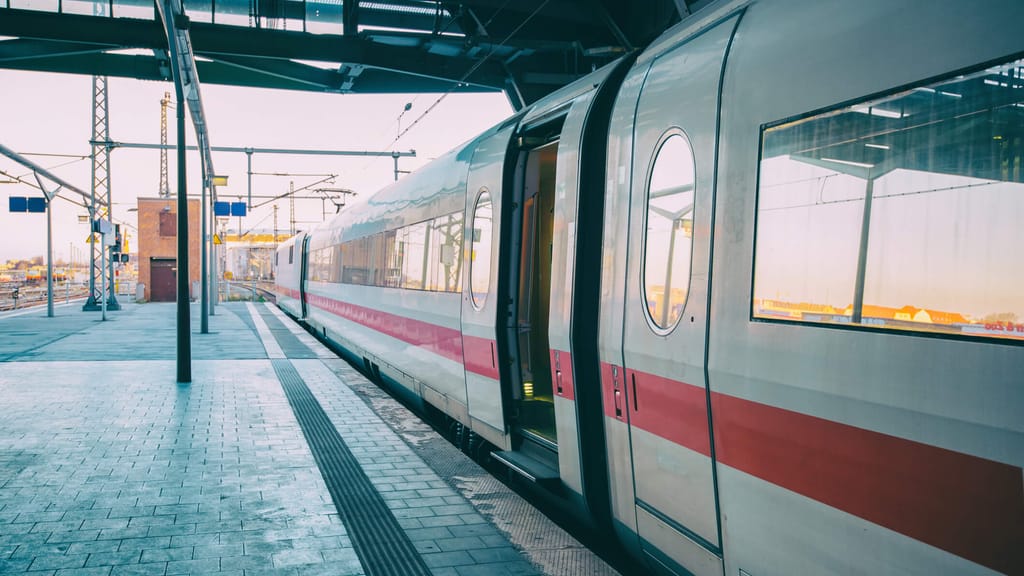 Immer mehr Sexualstraftaten in Bus und Bahn: Grüne wollen Bahn-Wagons nur für Frauen - politik - exxpress Nachrichten