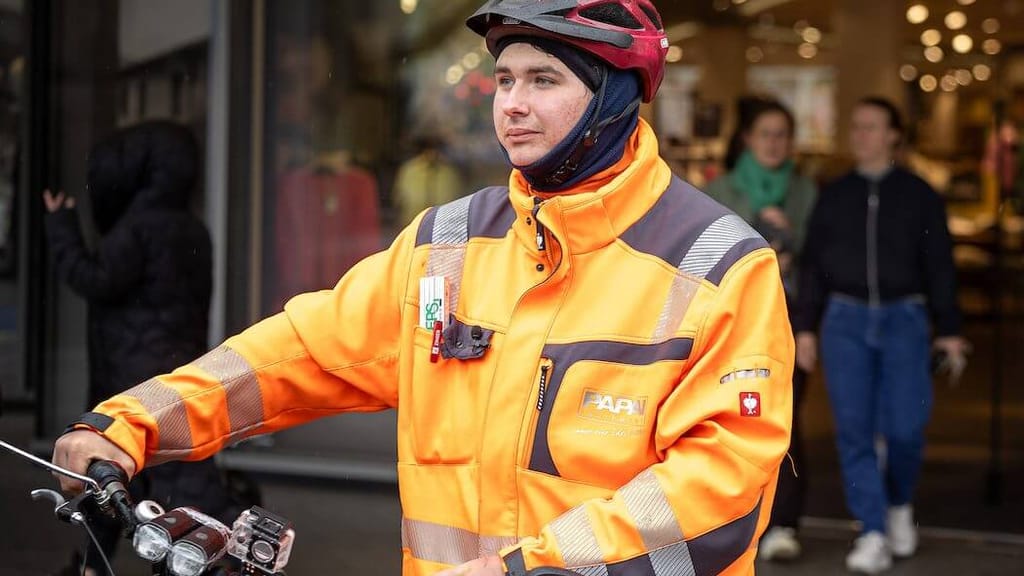 Nun auch im Problembezirk Favoriten: „Anzeigenhauptmeister“ geht gegen Falschparker vor - news - exxpress Nachrichten