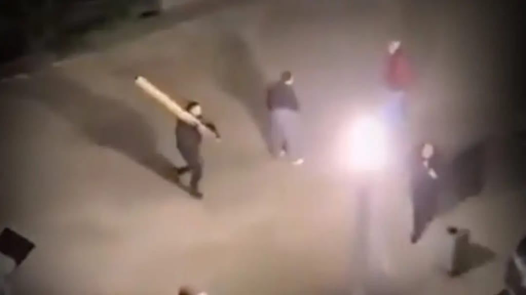 Video: Hier prügeln Araber mit Holzlatten aufeinander ein - news - exxpress Nachrichten