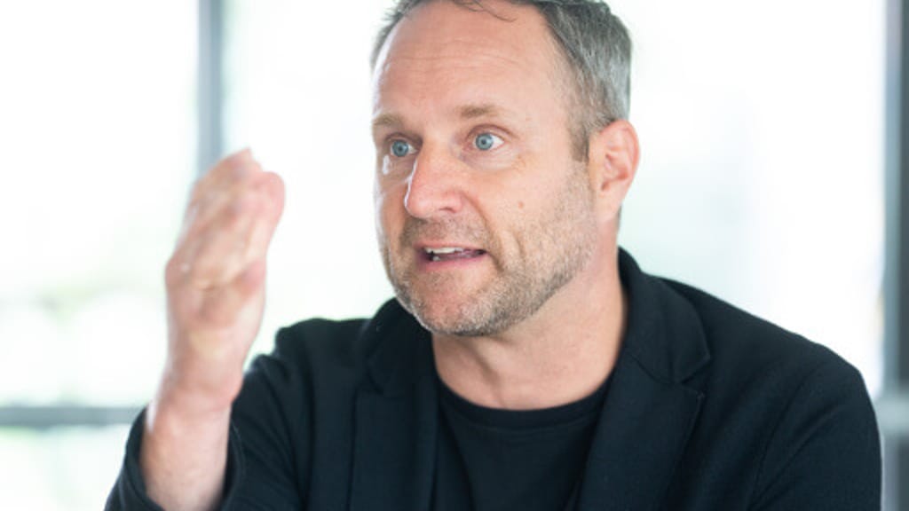 NEOS-Gründer Strolz alarmiert: „Wir haben einen nationalen Notstand im Bereich der Integration“ - politik - exxpress Nachr...