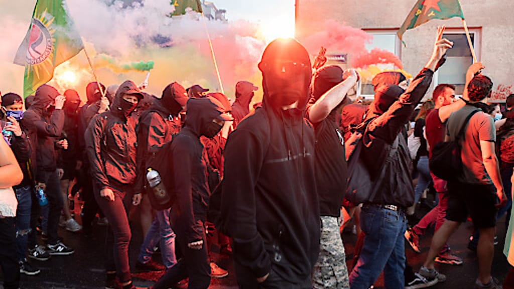 Antifa bedroht freiheitlichen Mandatar bei Uni-Sitzung - politik - exxpress Nachrichten