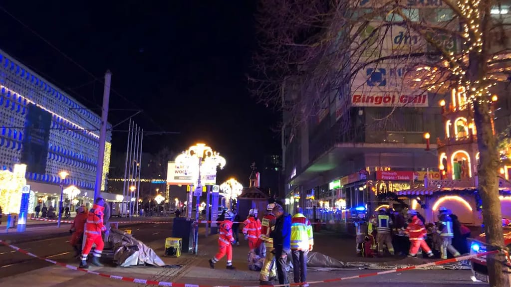 Terror-Anschlag auf dem Weihnachtsmarkt! Araber rast mit Auto in Menschenmenge - news - exxpress Nachrichten