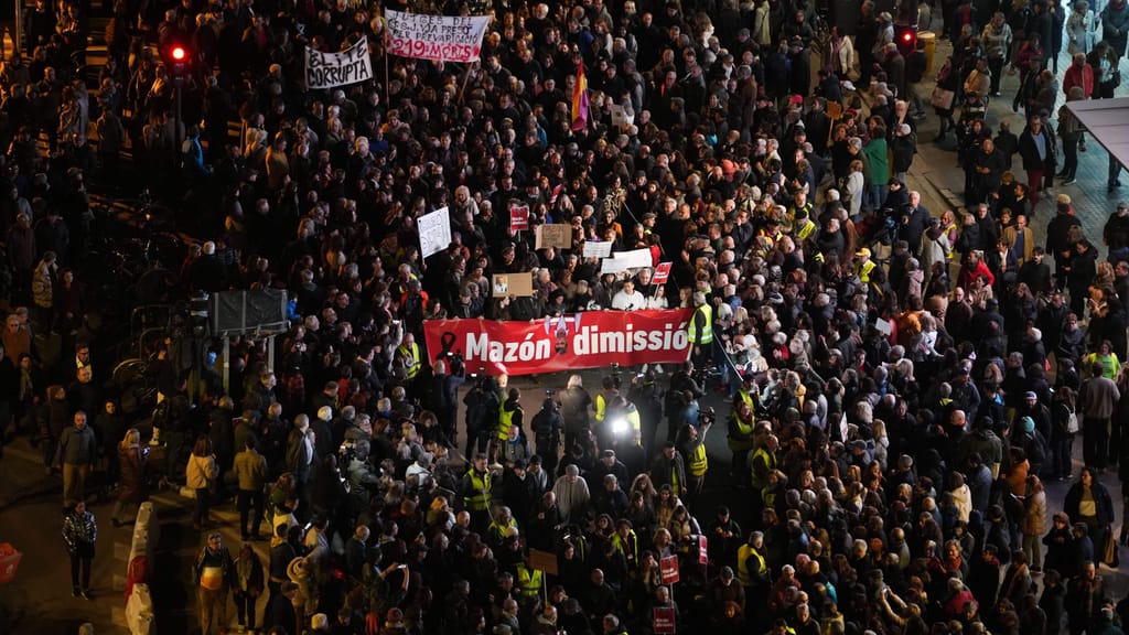 Nach Flutkatastrophe in Spanien: 80.000 Menschen protestierten - politik - exxpress Nachrichten