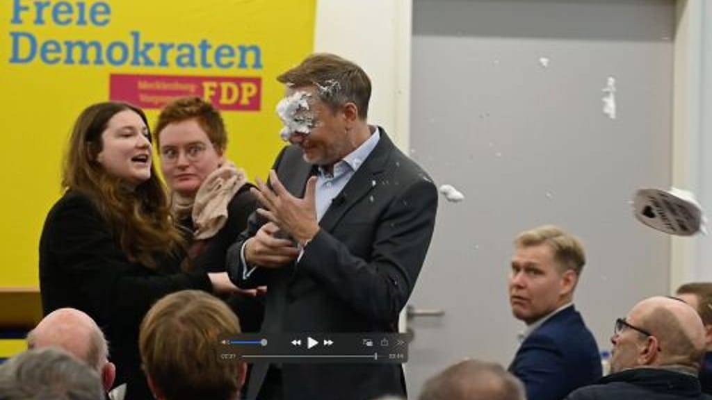 Schaum-Attacke auf Lindner: „Es war leider nicht Sahne" - news - exxpress Nachrichten