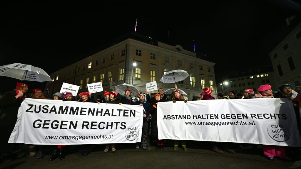 FPÖ empört: "Fördert Stadt Wien Demonstrationen gegen Blau-Schwarz?" - politik - exxpress Nachrichten