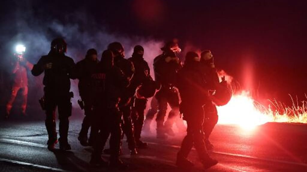 Polizei-Großeinsatz bei AfD-Parteitag: Tausende Linke und Antifa vor Ort - news - exxpress Nachrichten