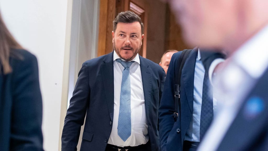 Jetzt klicken die Handschellen: Signa-Gründer Rene Benko festgenommen! - news - exxpress Nachrichten