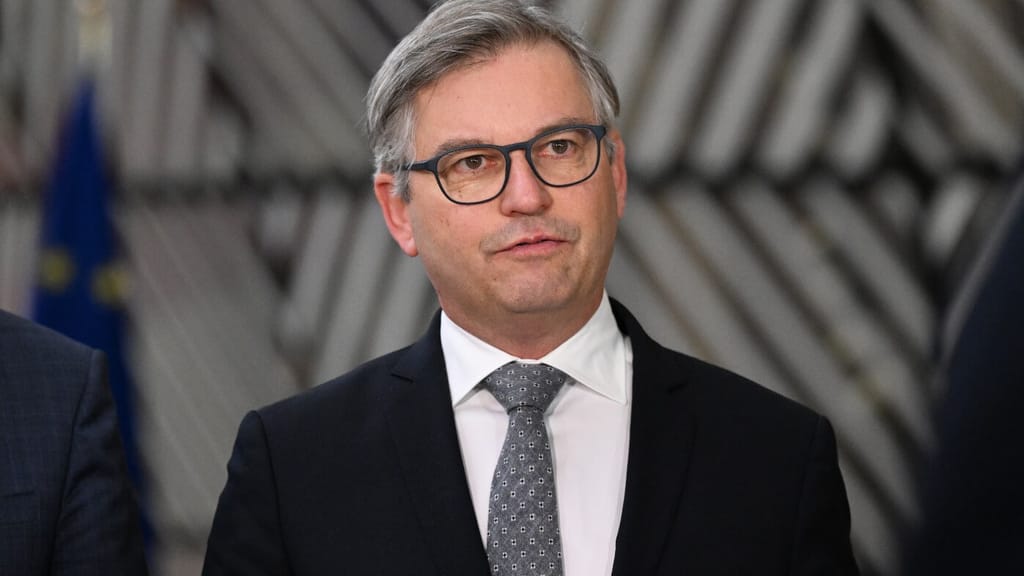 Milliarden-Schuldenberg hinterlassen – aber Ex-Regierung belohnt sich mit Orden - politik - exxpress Nachrichten