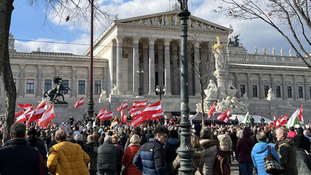 Demo: Tausende Ampel-Gegner legen Wiener Ringstraße lahm - politik - exxpress Nachrichten
