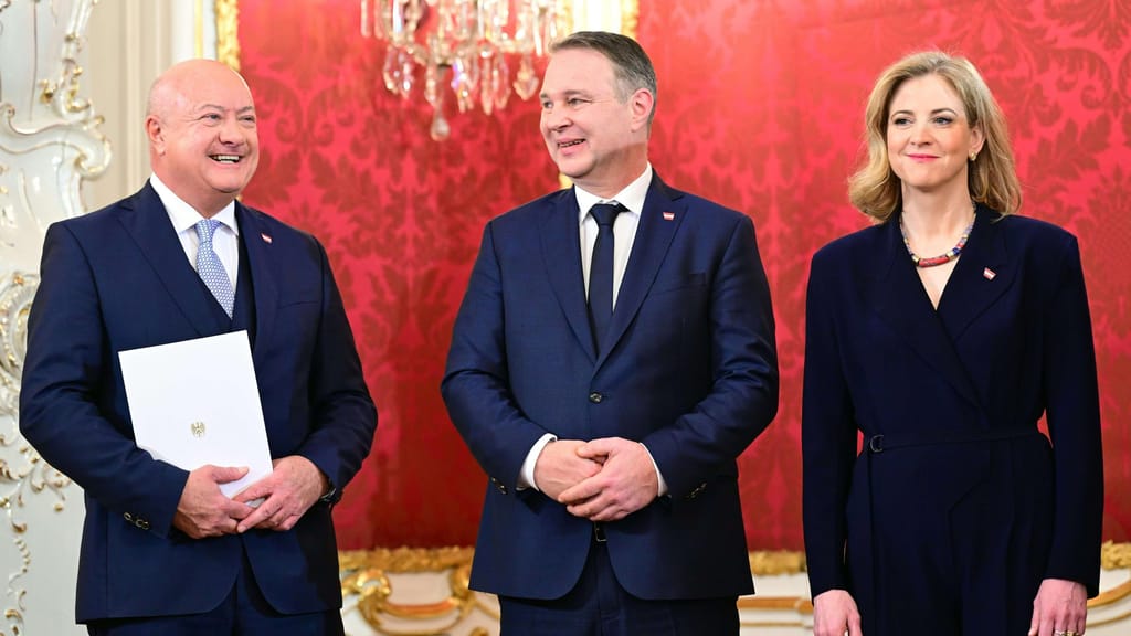 Austro-Ampel angelobt: Stocker neuer Bundeskanzler, Van der Bellen "sehr froh" - politik - exxpress Nachrichten