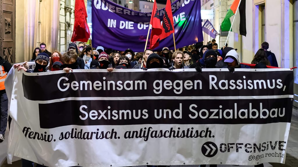 Steuergeld für linksextreme Gewalt? Deutsche Regierung finanziert Antifa-Heft - politik - exxpress Nachrichten