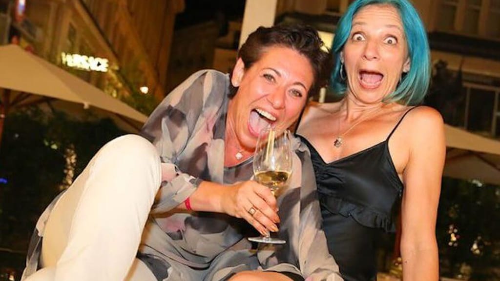 Satire, Schmäh und edler Wein: „Damenspitz“ mit Andrea Händler & Eva Billisich - lifestyle - exxpress Nachrichten