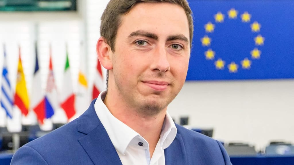 Alexander Bernhuber: NGO-Doppelmoral – Wenn Transparenz nur für andere gilt - meinung - exxpress Nachrichten