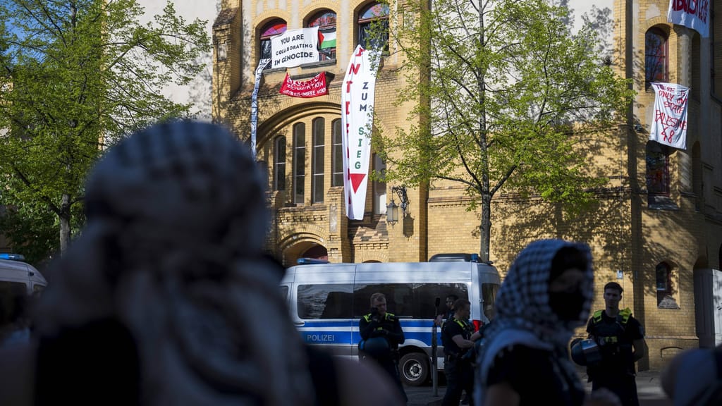 Schockvideos: Berliner Uni bei Pro-Palästina-Aktion komplett verwüstet - news - exxpress Nachrichten