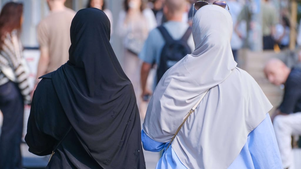 Vorstoß der Grünen: Polizistinnen sollen bald Kopftuch tragen dürfen - news - exxpress Nachrichten
