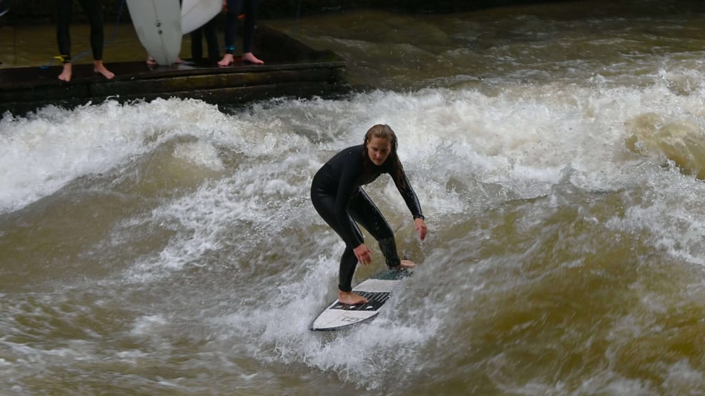 Surferin (33) stirbt: Tragischer Unfall an berühmter Eisbachwelle in München - news - exxpress Nachrichten