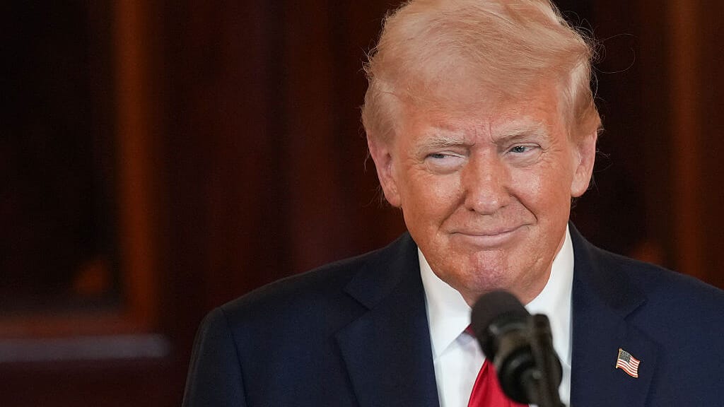 Trump streicht Klima & Staatsfunk – dafür über 1 Billion Dollar fürs Militär! - politik - exxpress Nachrichten