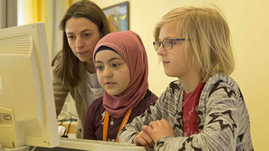 „Kein Kopftuch für Kinder“: Plakolm pocht auf EU-Veto und Integration mit Grenzen - politik - exxpress Nachrichten
