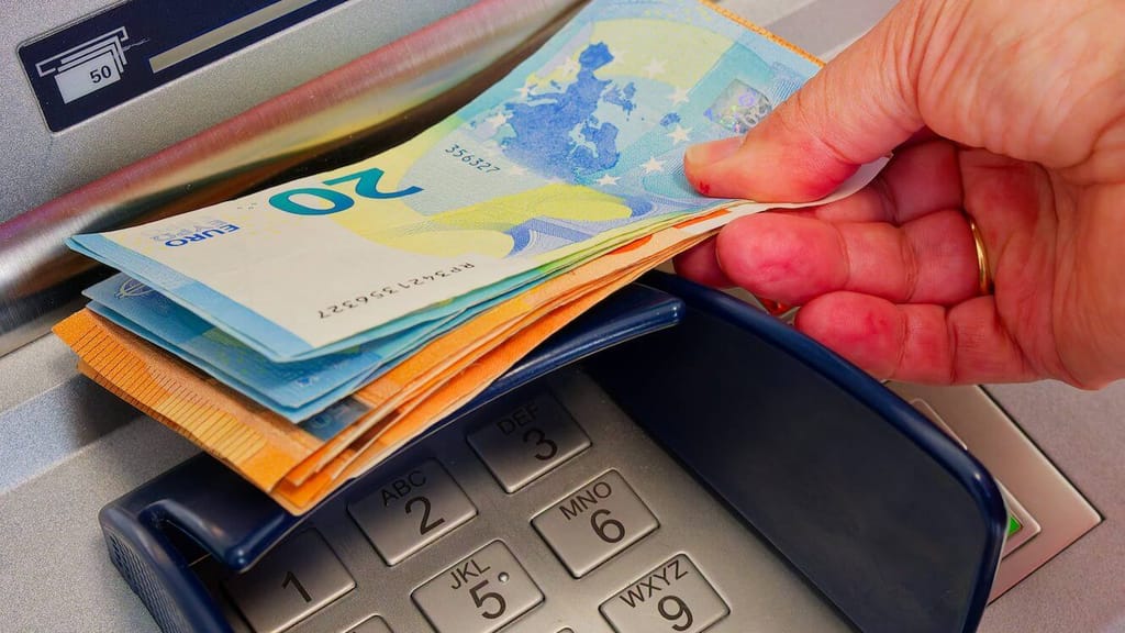 Bargeld-Nutzer unter Verdacht! Wer in Spanien 3.000€ abhebt, wird überwacht - economy - exxpress Nachrichten