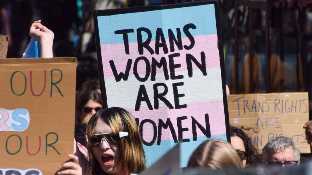 Dank Hormontherapie: Jetzt können auch trans Mütter Milch bilden - news - exxpress Nachrichten