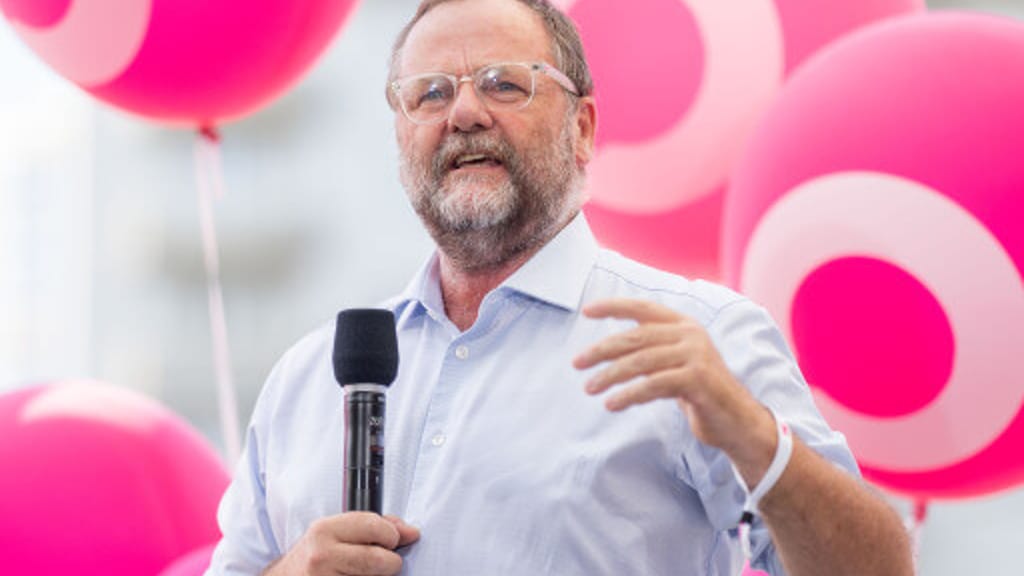 Zwei Audis für einen Staatssekretär – und wir müssen sparen? - politik - exxpress Nachrichten