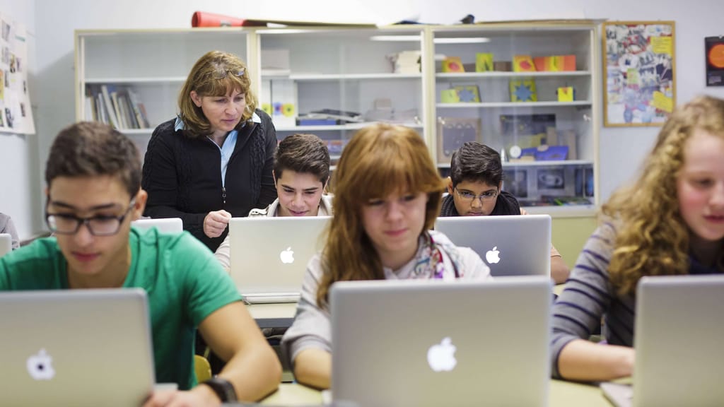 Digitalisierung ohne Anleitung: Lehrer überfordert mit KI an Schulen - news - exxpress Nachrichten