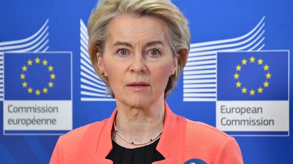 Schlappe für von der Leyen: EU-Kommissionschefin muss SMS an Pfizer-Chef offenlegen - news - exxpress Nachrichten