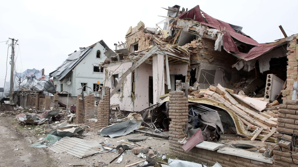 Ukrainer boykottieren Krieg: Zivilisten blockieren Armee-Fahrzeug, stechen Reifen auf - politik - exxpress Nachrichten
