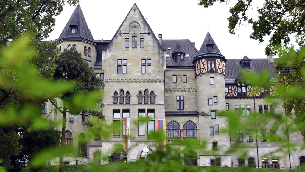 Pflegeheim-Schließung sorgt für Aufruhr: Landesrat unter lautem Protest empfangen - politik - exxpress Nachrichten