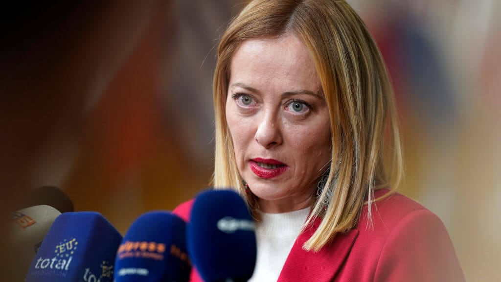 Melonis Gesetz sorgt für Diskussionen: Härter gegen Migranten, Aktivisten & Co. - politik - exxpress Nachrichten
