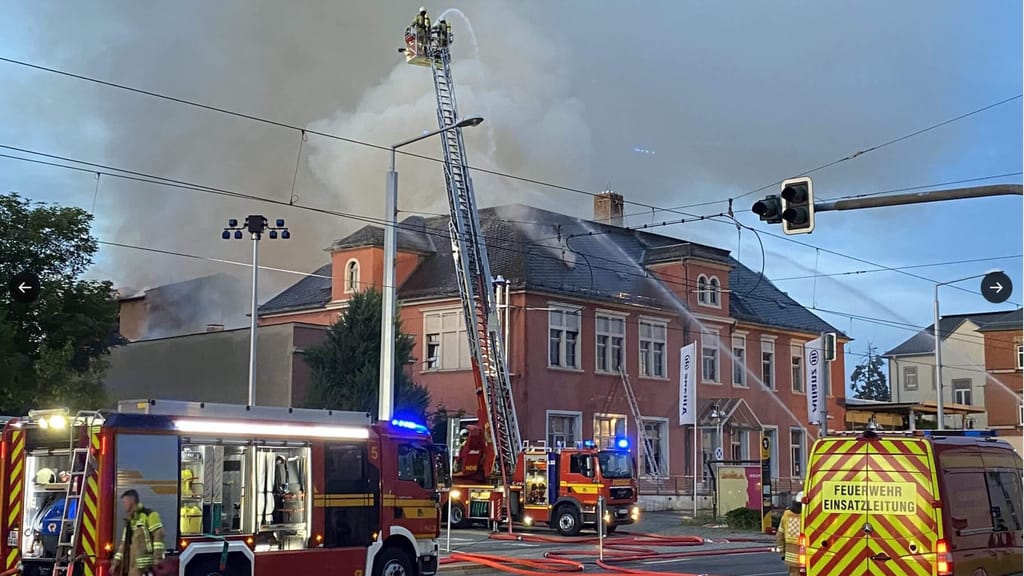 Dresden: Staatsoperette abgebrannt – 3 Mädchen als Tatverdächtige - news - exxpress Nachrichten