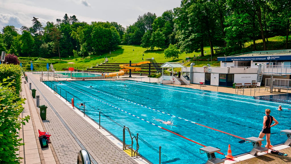 Hitzeschock in Wien: Stadt kappt Buslinie zum Stadionbad mitten im Sommer! - news - exxpress Nachrichten