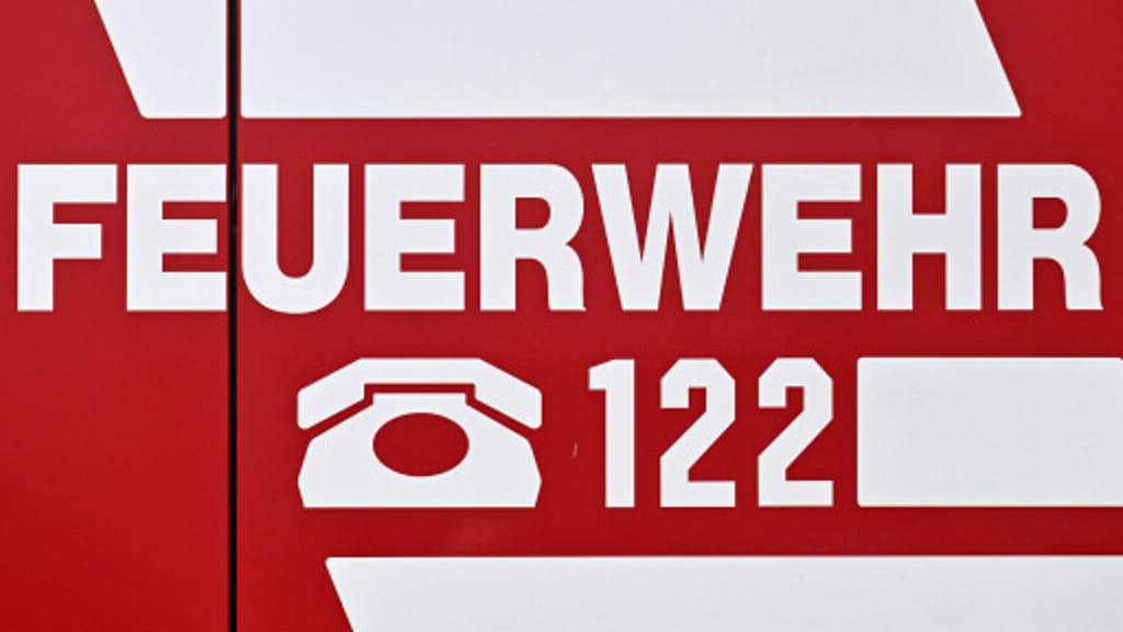 Zwei Feuerwehrleute bei Flammeninferno in Wiener Neustadt verletzt - news - exxpress Nachrichten