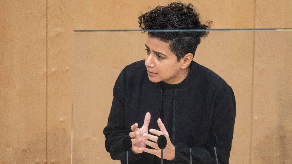 Grüner Abgang mit Knall: Faika El-Nagashi verlässt Partei – wegen Trans-Agenda - politik - exxpress Nachrichten