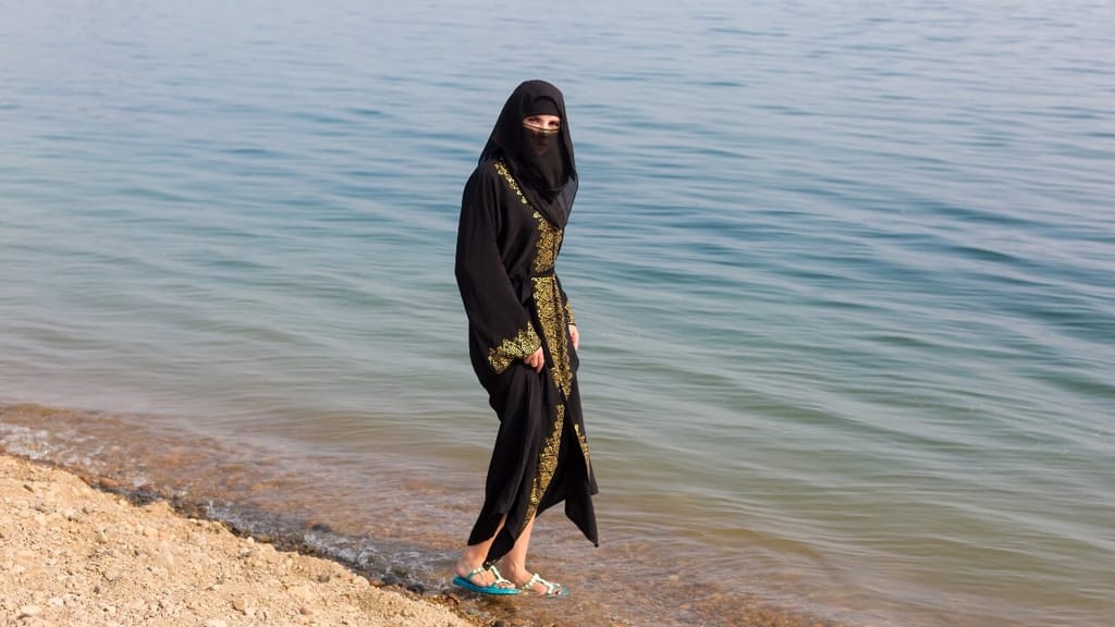 Verhüllt: In Syrien müssen Frauen jetzt wieder "Burkini" tragen - news - exxpress Nachrichten