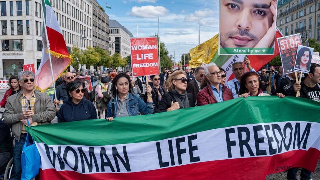 Wie der Westen die Frauen im Iran im Stich lässt - meinung - exxpress Nachrichten