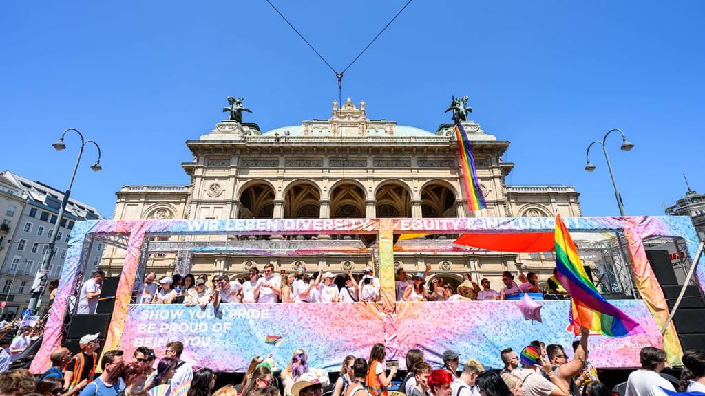 Kommerz statt Protest: Die „Pride Parade“ als Bühne für Firmen und Parteien - news - exxpress Nachrichten