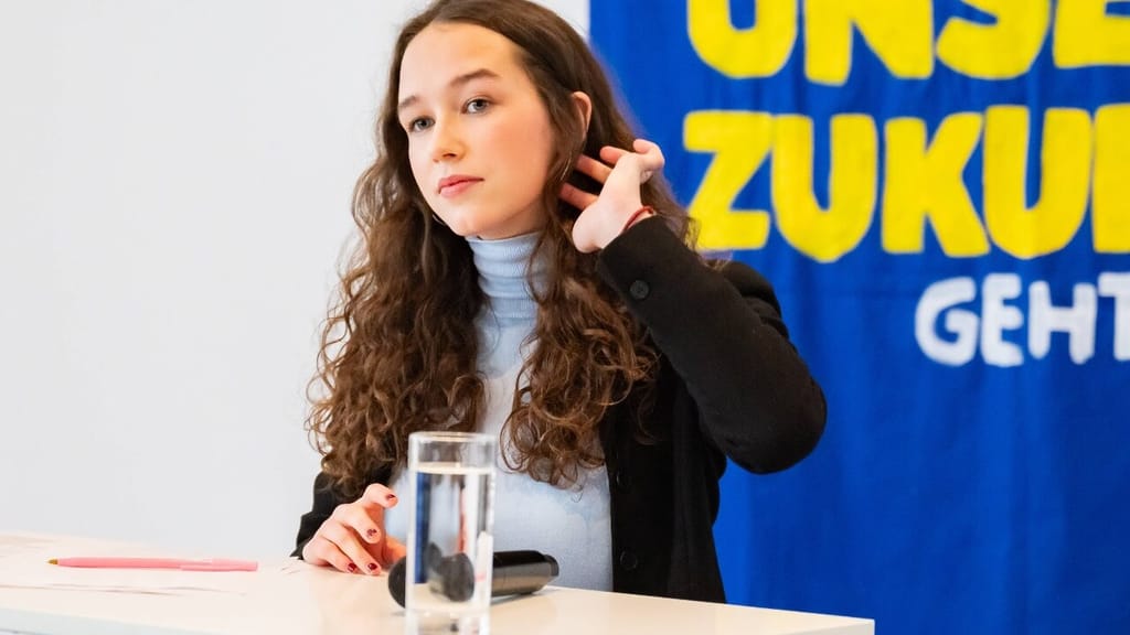 Lena Schilling unterstützt Rechtsbrüche – 7.000 € gegen Orbáns LGBTQ-Politik - politik - exxpress Nachrichten