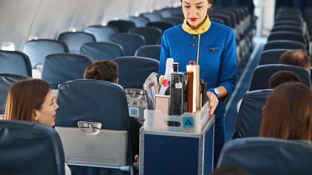 Flugbegleiterin verrät, welches Getränk Sie im Flugzeug besser meiden sollten - news - exxpress Nachrichten