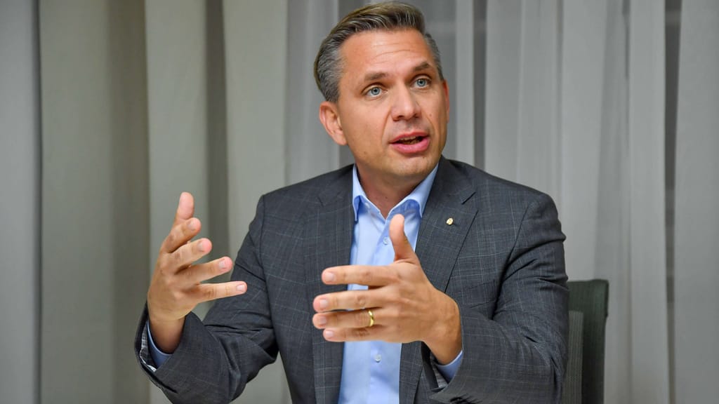 Hackeln an Feiertagen? ÖVP-Minister fordert jetzt Steuerentlastung - politik - exxpress Nachrichten