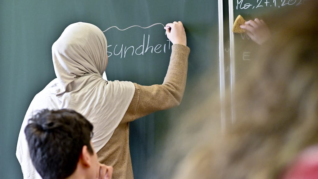 Berlin erlaubt Kopftücher im Klassenzimmer – CDU setzt neuen Kurs in Deutschland - politik - exxpress Nachrichten