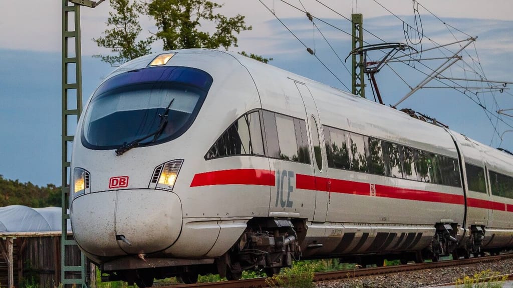 FPÖ empört: Axtschwingender ICE-Angreifer war bekannt – aber nicht abgeschoben! - politik - exxpress Nachrichten