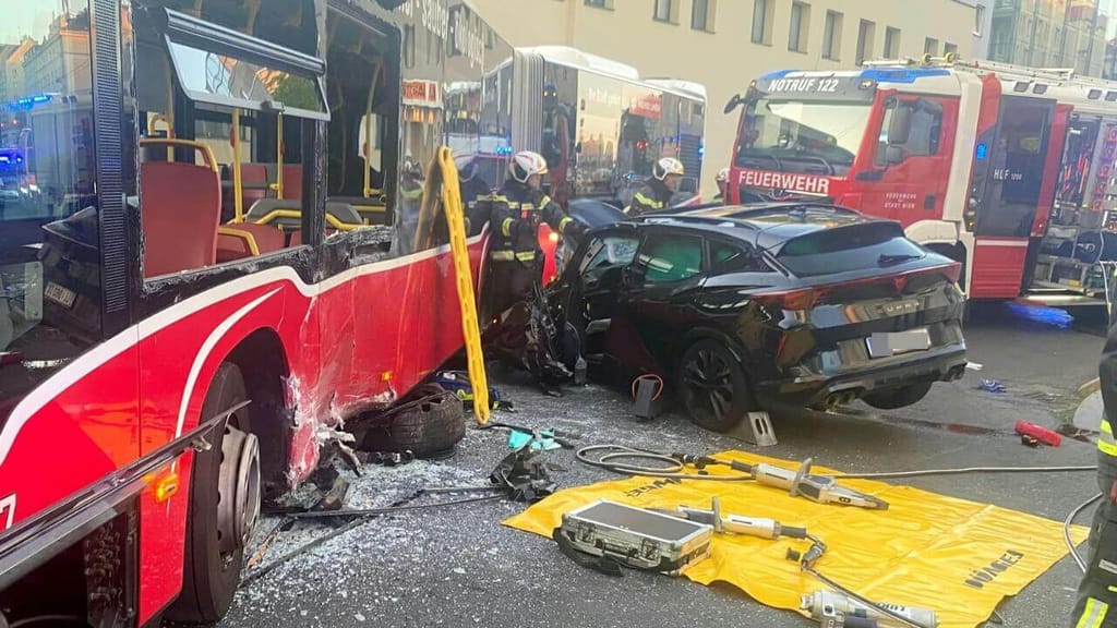 Mit Joint am Steuer: 18-Jähriger flüchtet vor Polizei – Crash mit Linienbus! - news - exxpress Nachrichten
