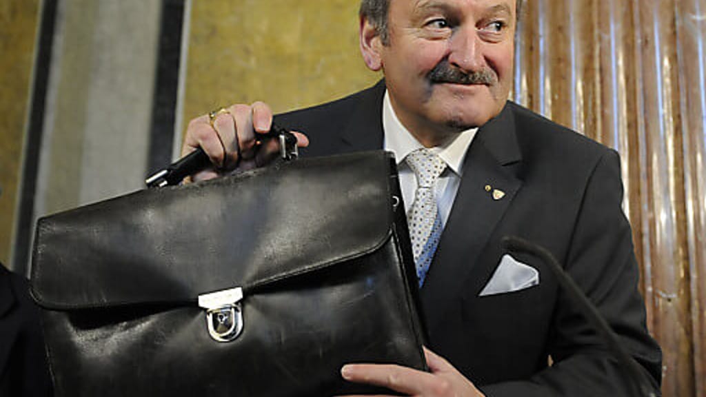 Ritter Gorbach: Ex-Vizekanzler doch nicht zum Ritter geschlagen - news - exxpress Nachrichten