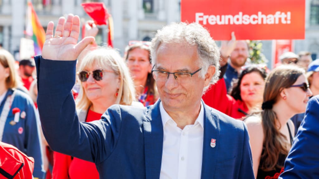 Showmaster Marterbauer: Neuer PR-Gag auf vier Rädern - politik - exxpress Nachrichten