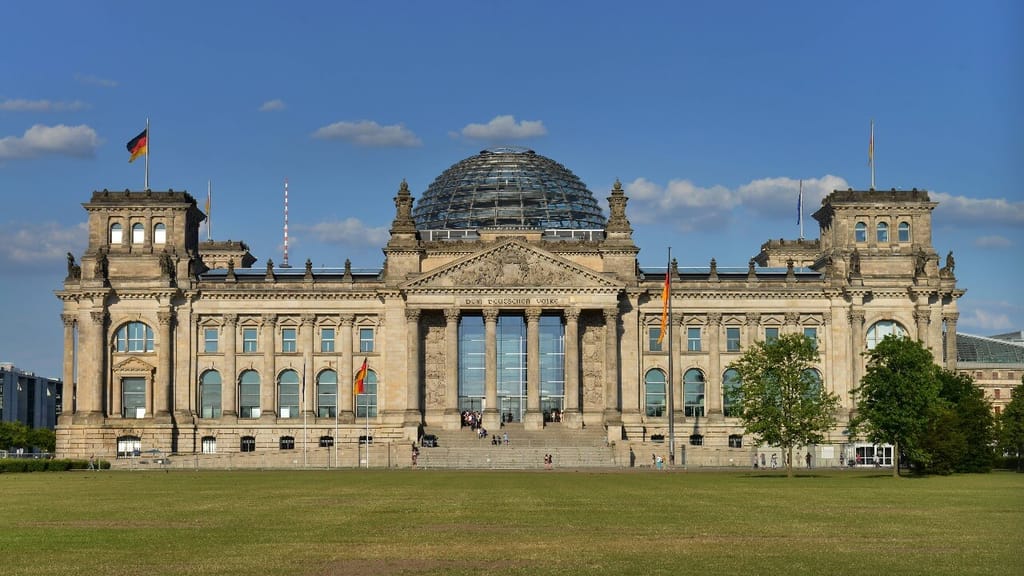 AfD-Rede: Linke Abgeordnete zeigen demonstrativen Protest - politik - exxpress Nachrichten